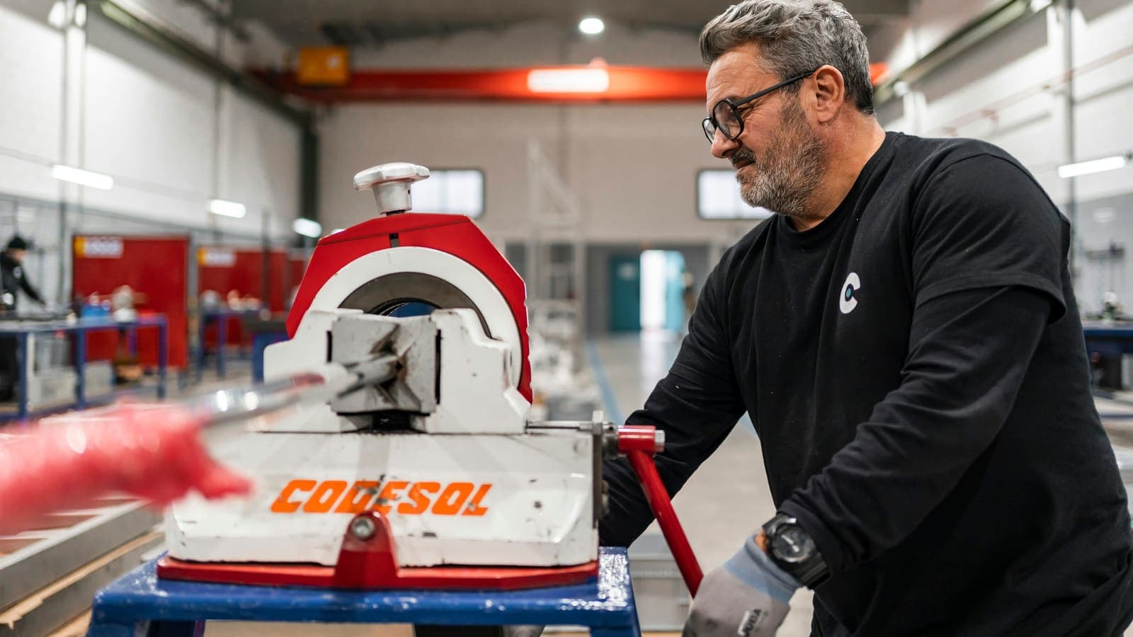 Un opérateur conduit une machine dans un atelier de fabrication.