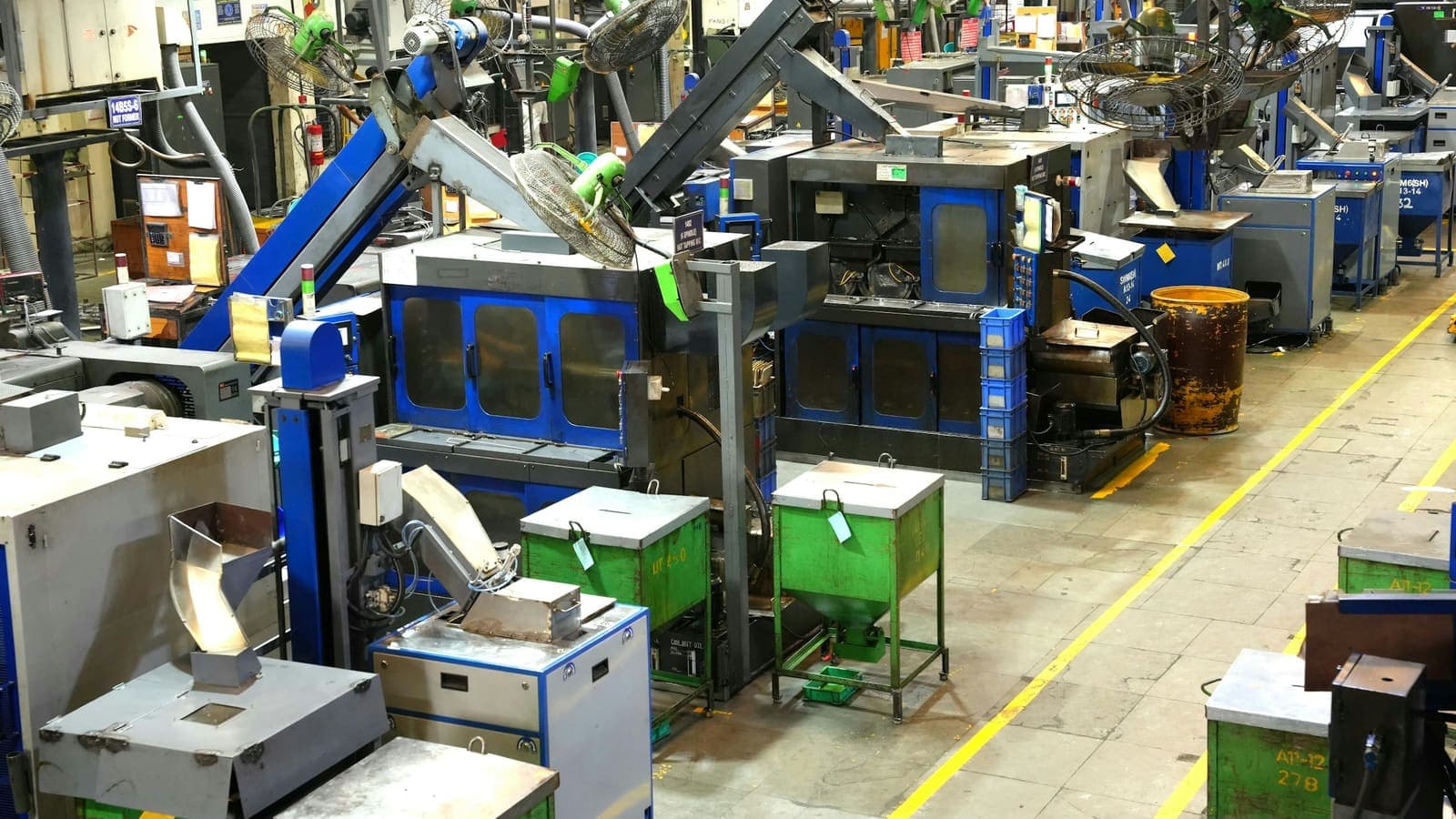 Un atelier de production avec ses machines alignées et ses allées marquées au sol.