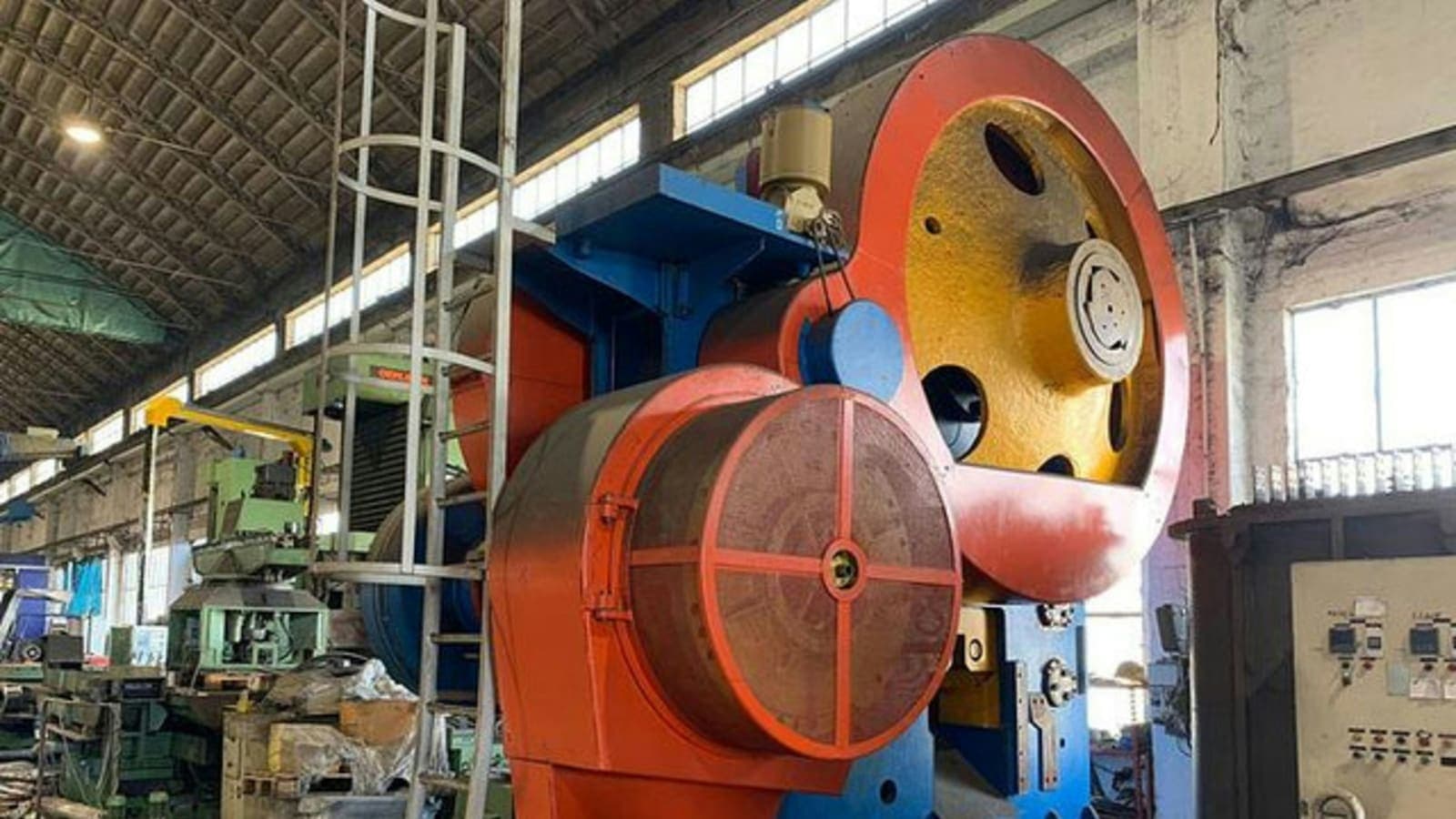 Une grande presse industrielle dans un atelier de fabrication.