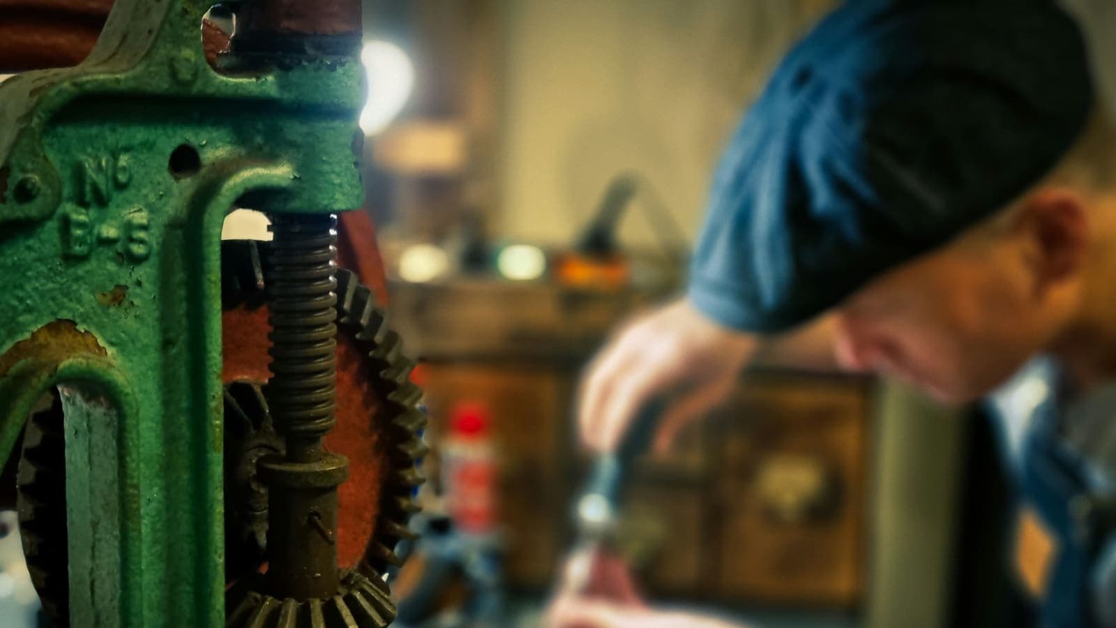 Un technicien penché sur une machine, en pleine intervention.